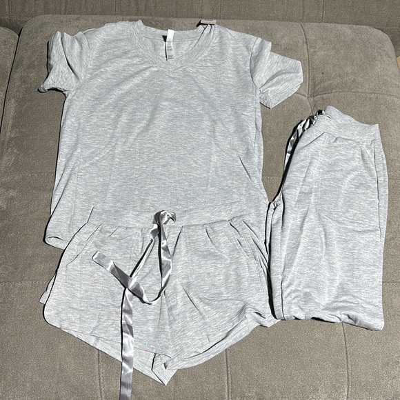 ❌SOLD❌🥰🥰Flora Nikrooz Ladies 3 Pieces Lounge Set🥰🥰 - Picture 5 of 10